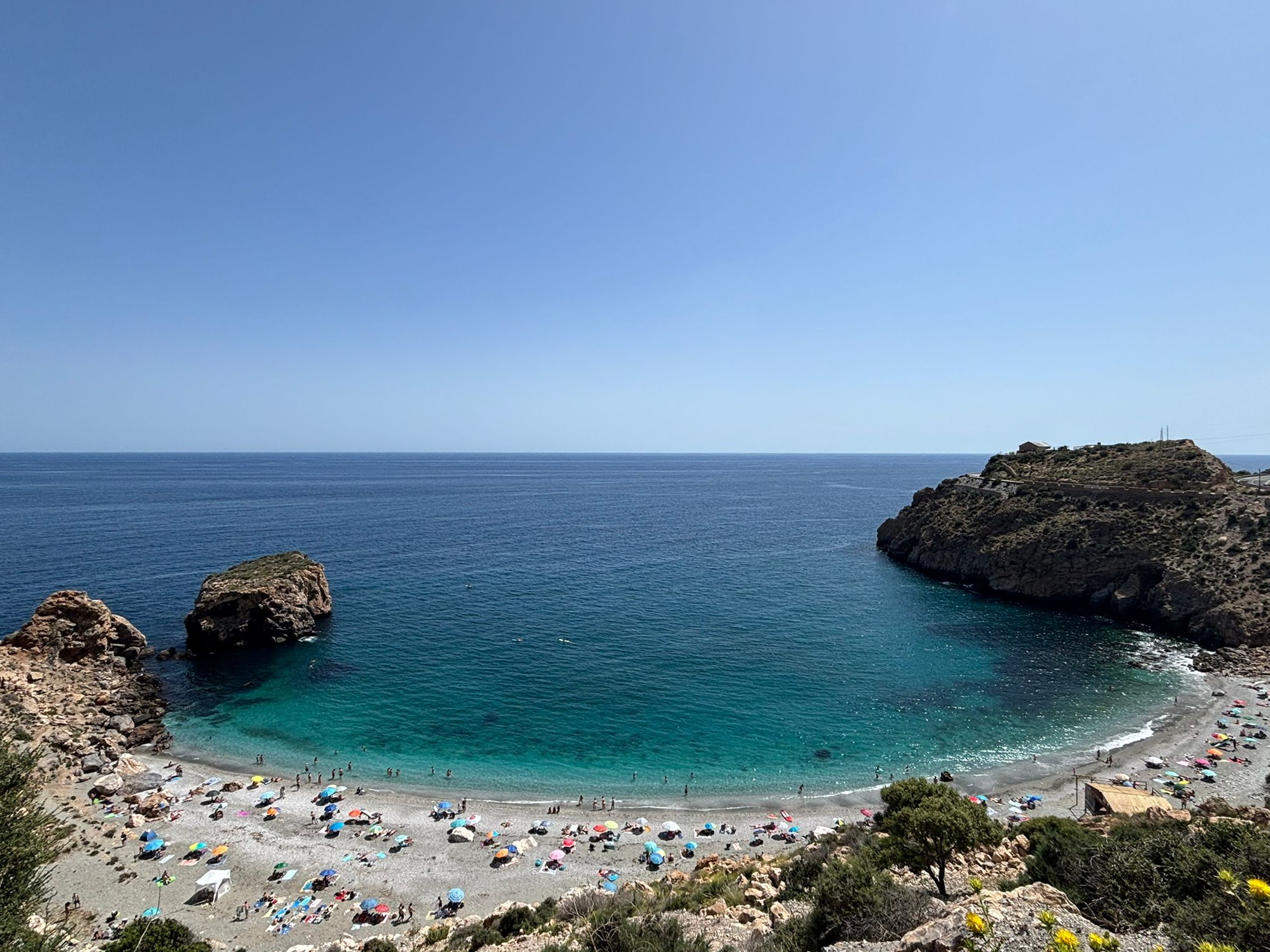 Castell de Ferro arranca la temporada con las playas repletas y dos banderas azules